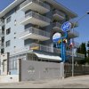 Edificio blu di un hotel con balconi e insegna 