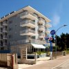 Facciata laterale di un hotel blu con balconi e insegna 