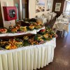Buffet di frutta decorata con vista su una sala da pranzo apparecchiata.