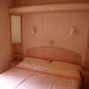 Camera da letto con letto matrimoniale.