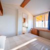 Camera con letto matrimoniale e finestra luminosa.