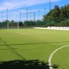 Campo da calcio in erba sintetica, recinto intorno.