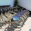 Biciclette allineate con cartelli pubblicitari.