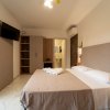 Camera da letto con TV a parete.