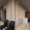Balcone con sedie nere e stendibiancheria.