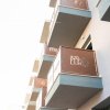 Facciata di hotel con balconi scuri.