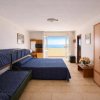 Camera con letto matrimoniale e vista mare.