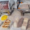 Buffet con affettati, formaggi e dolci.