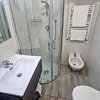 Un bagno moderno con doccia angolare.