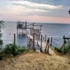 Molo in legno che si estende nel mare.