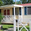 Casa mobile con veranda coperta e giardino in primo piano.