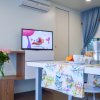 Interno moderno di una roulotte con tavolo e TV accesa.