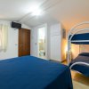 Camera con letto a castello e matrimoniale, bagno annesso.