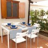 Tavolo da pranzo all'aperto con piatti blu.