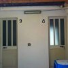 Due porte con numeri 8 e 9.