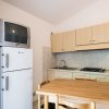 Cucina con tavolo, frigorifero e TV.