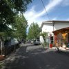 Strada con biciclette e automobili, fiancheggiata da edifici e aree per campeggio.