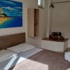 Camera con letto matrimoniale e dipinto di spiaggia.