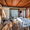 Veranda con tavolo bianco e sedie.