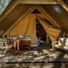 Interno tenda con tavolo e poltrona.