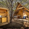 Cucina esterna accanto a tenda accogliente.