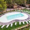 Vista dall'alto della piscina circondata da lettini.