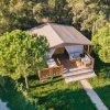 Vista aerea di tenda glamping tra alberi.