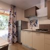Cucina moderna con tende floreali e frigorifero.