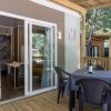 Veranda con tavolo apparecchiato e sedie.