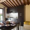 Cucina moderna con tavolo apparecchiato e divano.