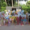 Gruppo di bambini con aquiloni colorati.