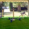Attrezzi da palestra all'aperto su una superficie erbosa.