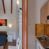Scorcio di camera con cucina e letto.