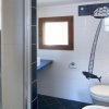 Bagno con nave e balena disegnate sulle piastrelle.