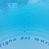 Gradini bianchi di una piscina con scritta 
