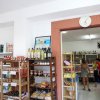 Un piccolo negozio con scaffali pieni di alimenti e bevande.