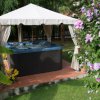 Vasca idromassaggio coperta in giardino.