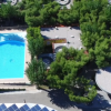 Vista aerea di una piscina circondata da alberi.