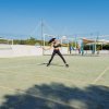 Campo sportivo con giocatore di tennis.