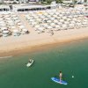 Vista aerea di due persone su paddle board in mare.