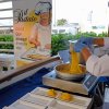 Cuoco prepara pasta in una fiera gastronomica.