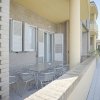 Terrazza esterna con tavolo e sedie.