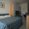 Camera da letto con letto matrimoniale e mobili blu.