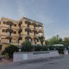 Edificio a più piani con balconi, insegna 