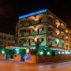 Edificio illuminato di notte con insegna 
