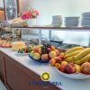 Buffet con frutta e dolci vari.