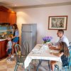 Famiglia in cucina, padre e figlia pranzano.