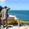 Statua di un marinaio su una terrazza con vista mare.