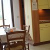Cucina con tavolo apparecchiato e mobili gialli.