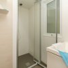 Doccia moderna in un bagno luminoso.